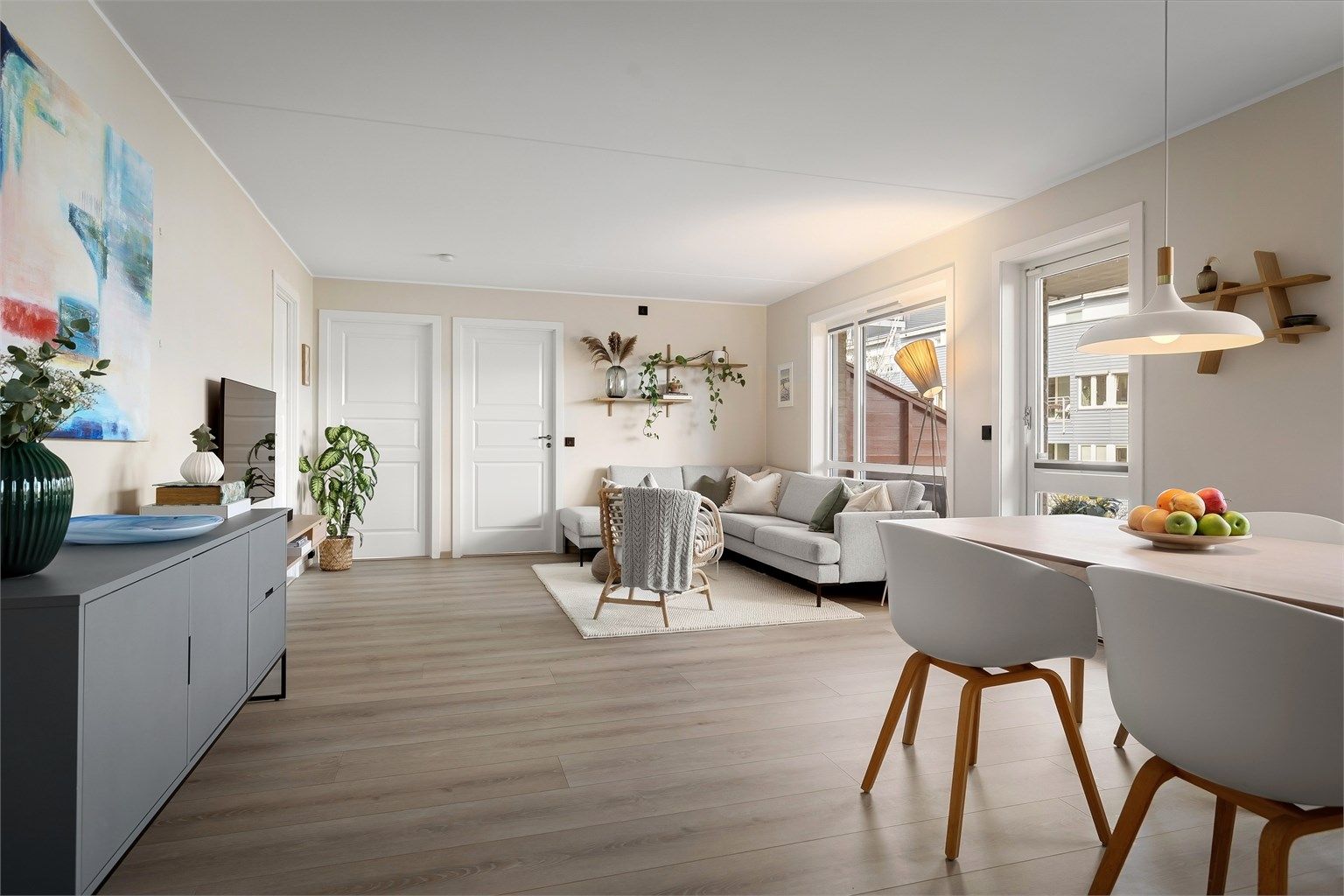 Her er det god plass til både sofa med tilhørende salongbord, tv-seksjon og spisebord med plass til en stor familie eller mange gjester