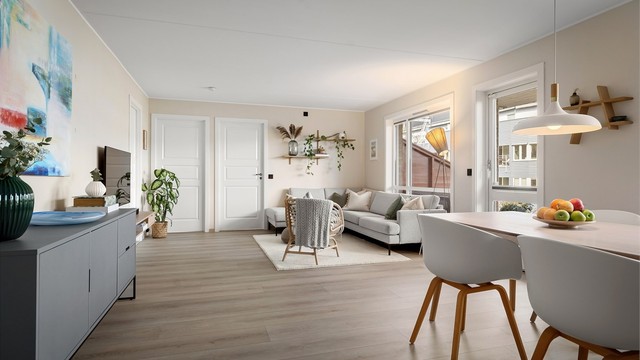 Her er det god plass til både sofa med tilhørende salongbord, tv-seksjon og spisebord med plass til en stor familie eller mange gjester