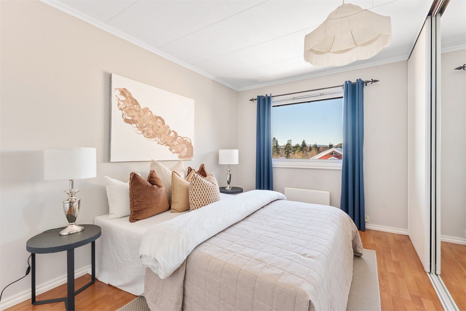 En praktisk skyvedørsgarderobe gir rikelig med lagringsplass.