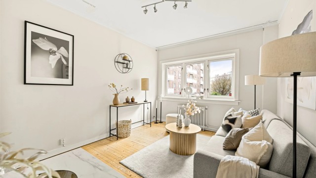 Velkommen til Wilhelms gate 2 B! Presentert av Sara Marie Zachariassen v/ Krogsveen Eiendomsmegling. Foto: Marit Andersen.