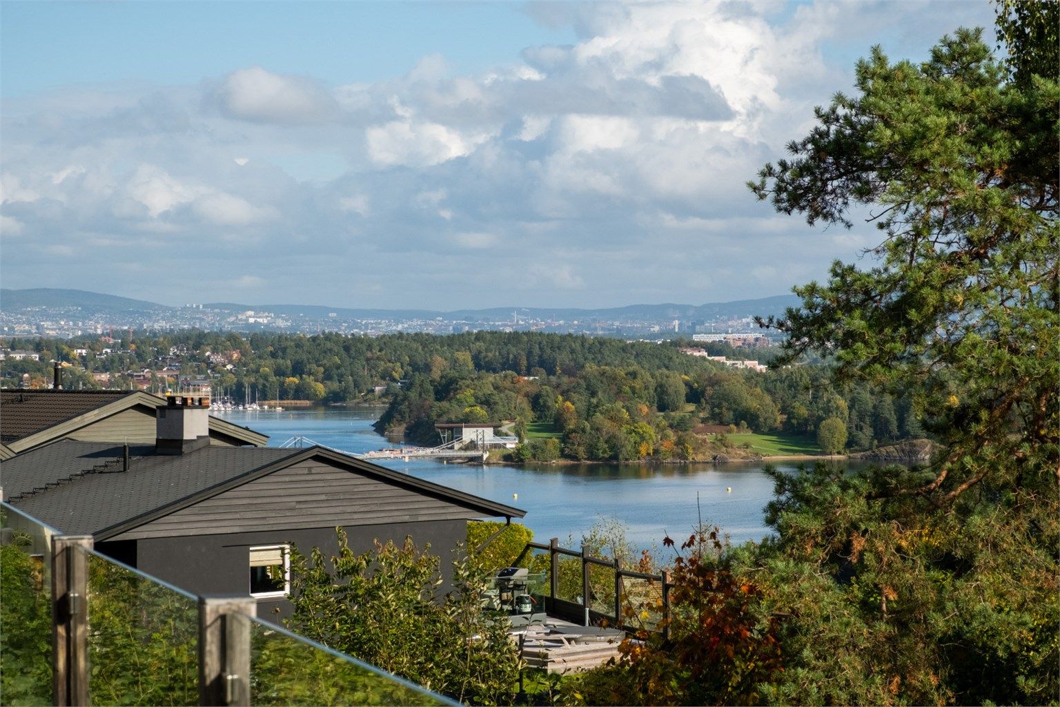 Eiendommen ligger idyllisk til innerst i en rolig blindvei, med en stor, usjenert hage og flott utsikt mot sjøen og Kalvøya. Foto: Øivind F. Engelschiøn