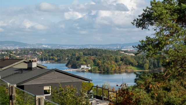 Eiendommen ligger idyllisk til innerst i en rolig blindvei, med en stor, usjenert hage og flott utsikt mot sjøen og Kalvøya. Foto: Øivind F. Engelschiøn