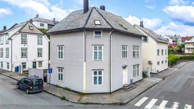 Leiligheten ligger i 3. etasje og de fleste vinduer ble byttet i 2023 - Fra leiligheten er det svært kort veg til turområde, dagligvarebutikk og bussholdeplass