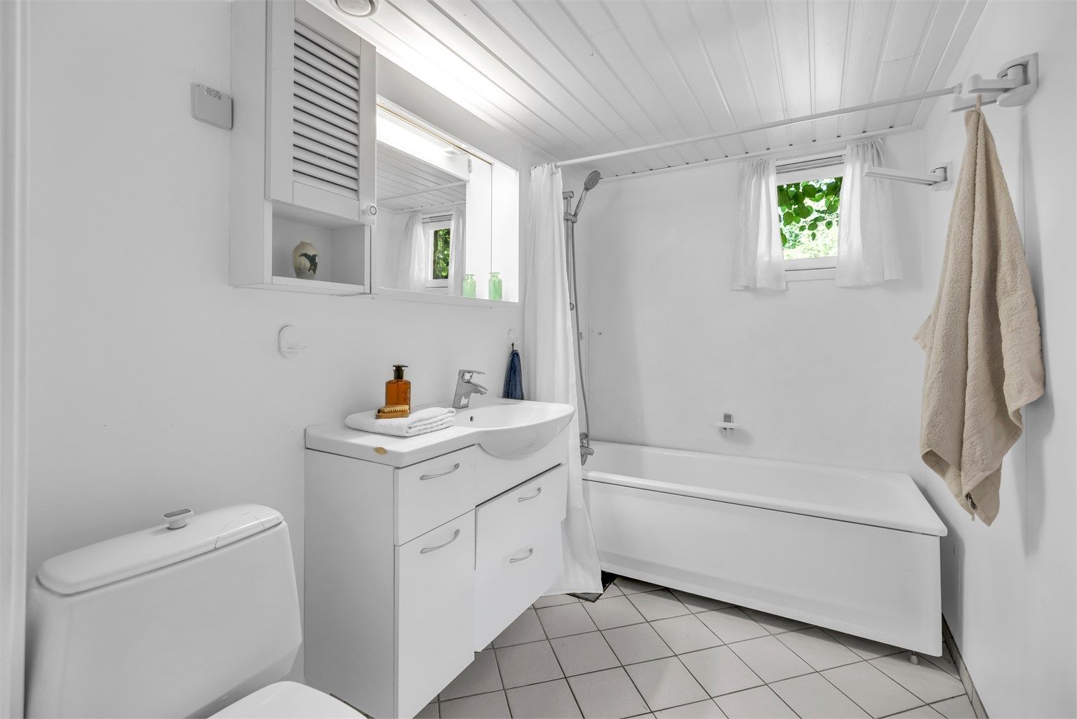 Leiligheten har bad med toalett i begge etasjer. Dette badet  ligger praktisk til i tilknytning til soverom og entré på inngangsplan.