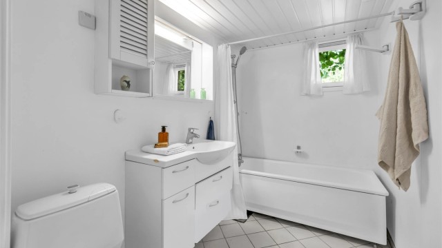 Leiligheten har bad med toalett i begge etasjer. Dette badet ligger praktisk til i tilknytning til soverom og entré på inngangsplan.