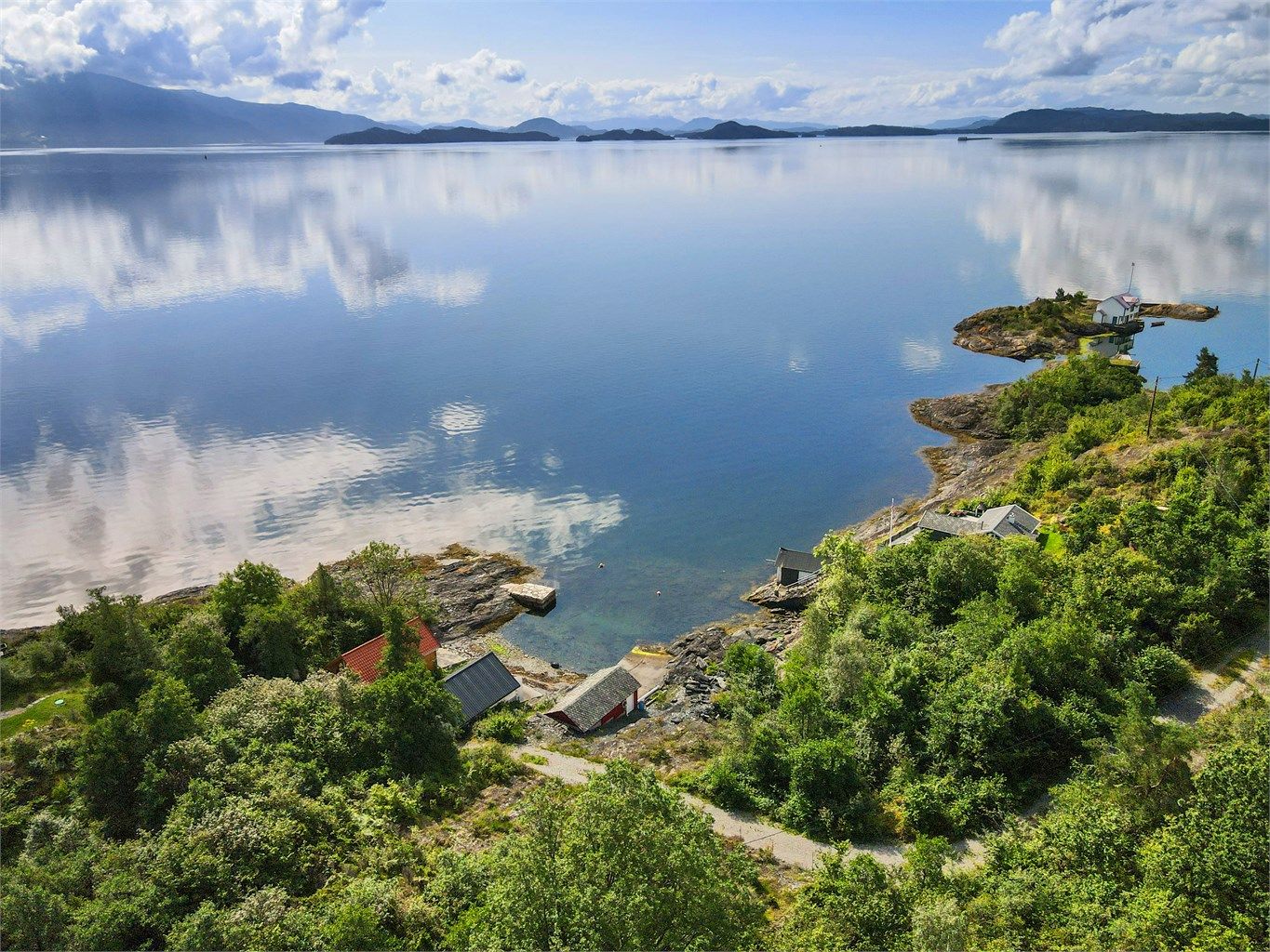 - Flott kystlandskap med utsikt over fjorden -