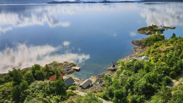- Flott kystlandskap med utsikt over fjorden -