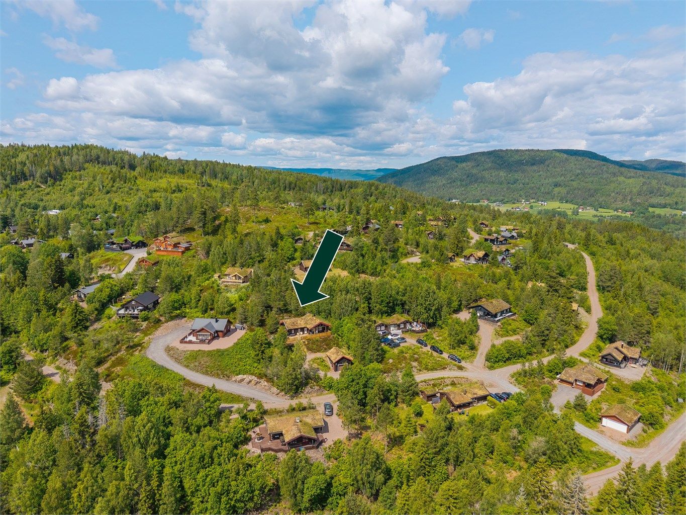 Høyt og fantastisk beliggende hytte, omgitt av vakker natur og med umiddelbar nærhet til turstier, skiløyper og fredelig kystlandskap.