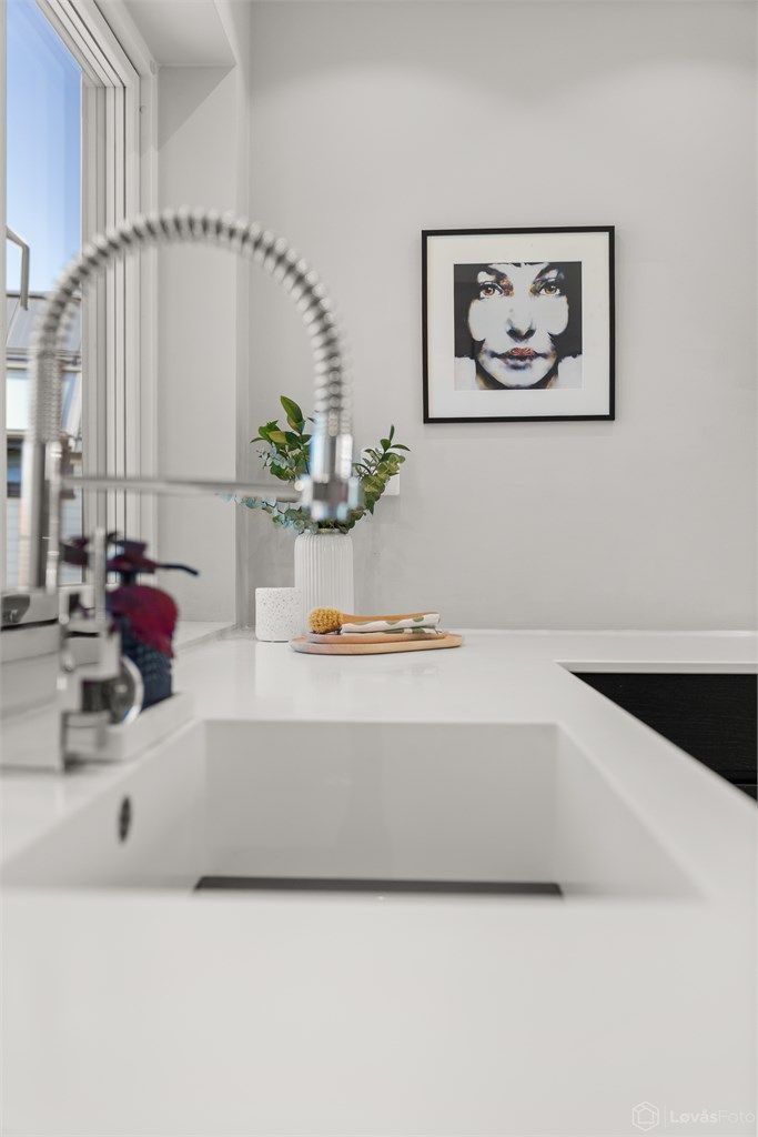 Kjøkkeninnredningen har en helstøpt benkeplate og oppvaskkum i Corian.