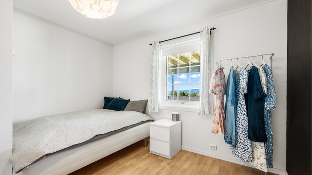 Lyst og trivelig soverom med plass til seng og garderobeløsning.