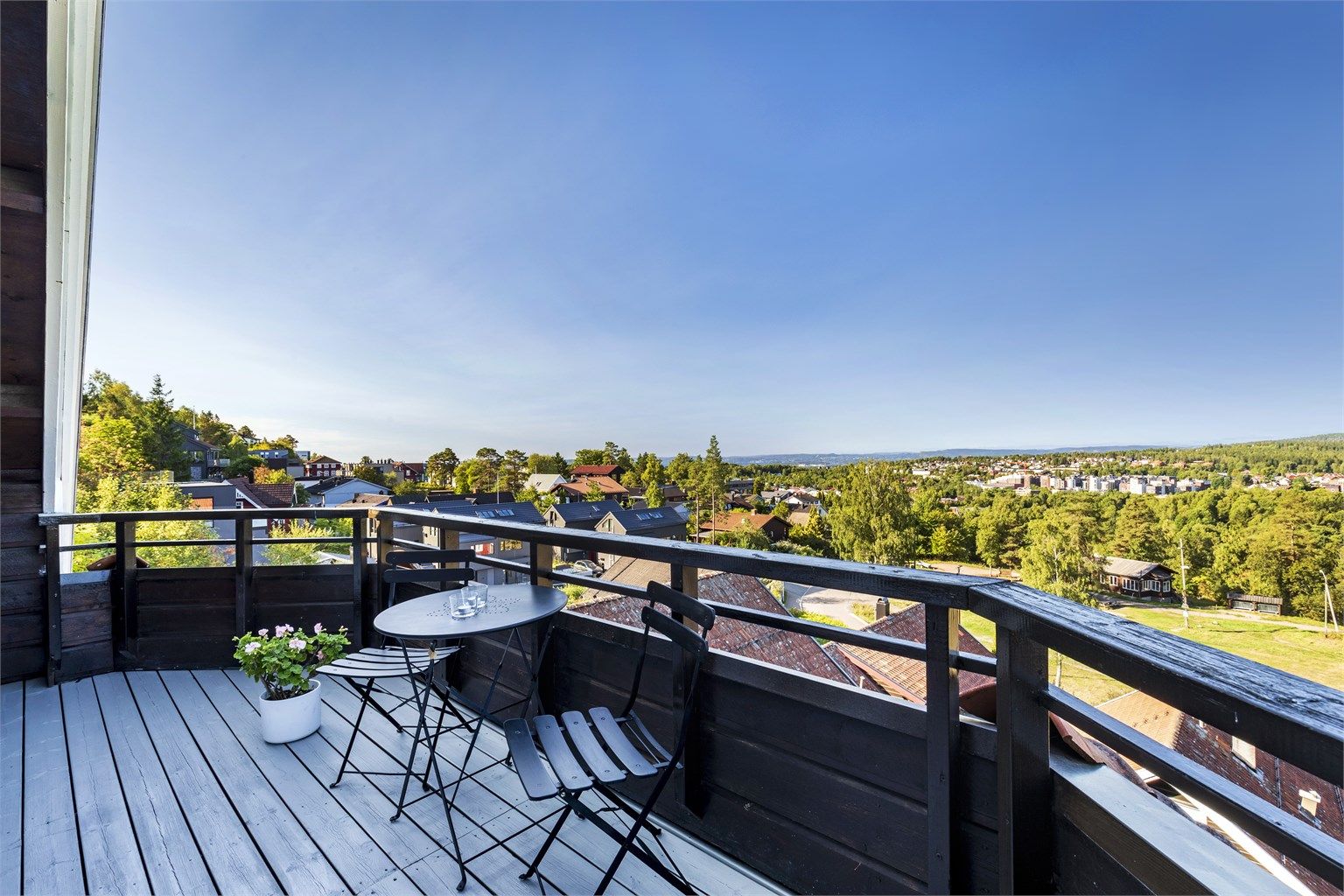 En skjermet terrasse med plass til utemøblement - perfekt for rolige morgenstunder eller en kopp kaffe i frisk luft
