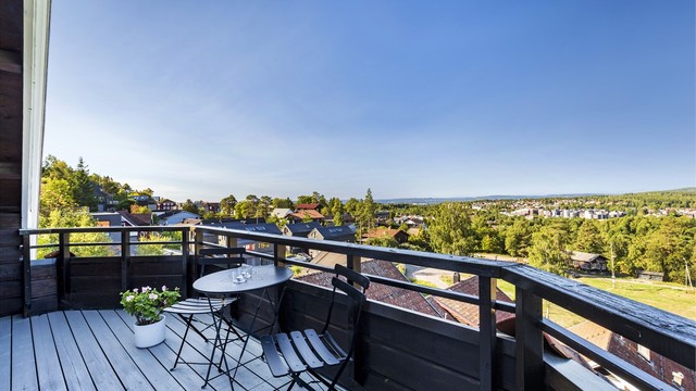 En skjermet terrasse med plass til utemøblement - perfekt for rolige morgenstunder eller en kopp kaffe i frisk luft
