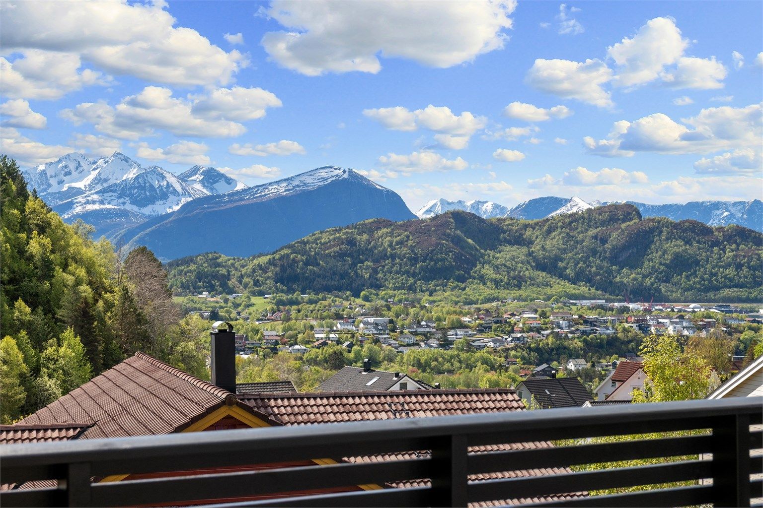 Boligen har gode sol- og utsiktsforhold.