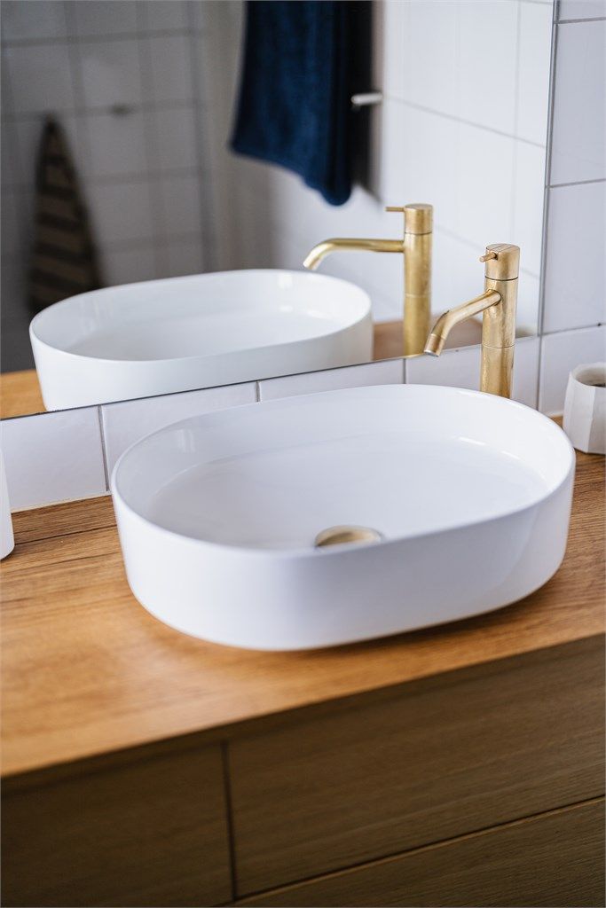 Detaljer som toppmontert skålservant og moderne armatur ble installert i 2026. 