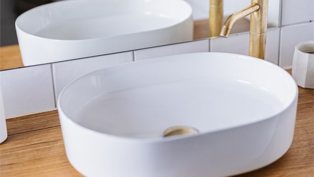 Detaljer som toppmontert skålservant og moderne armatur ble installert i 2026.