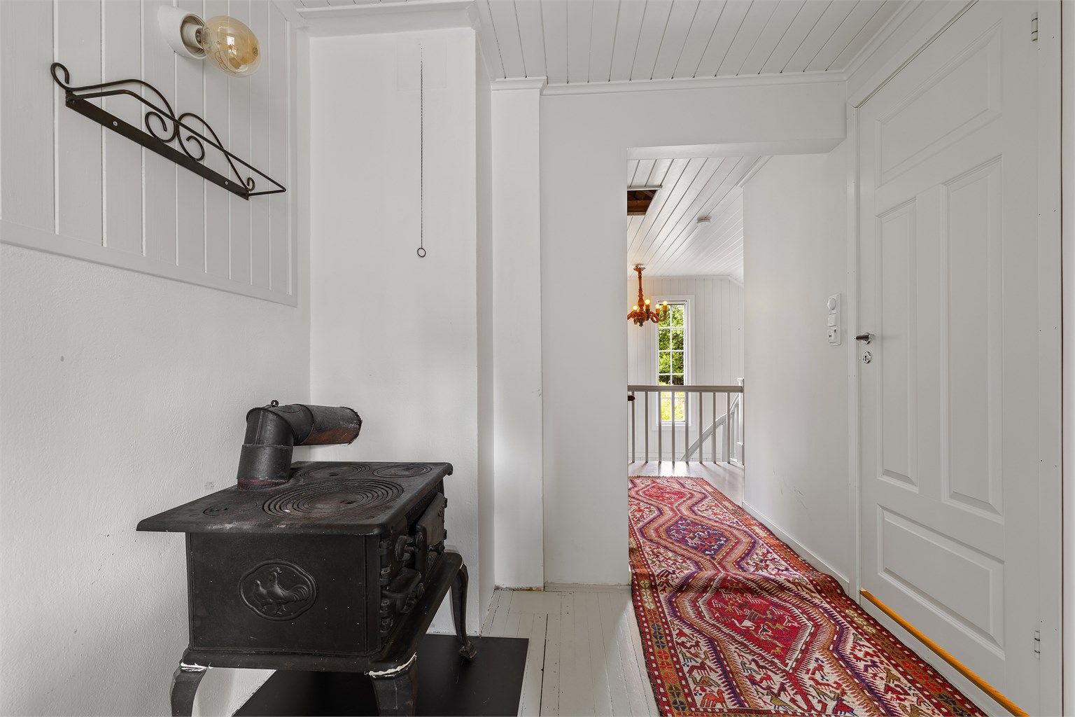 Med antall ildsteder i boligen og egen skog å hogge ved i er du hverfall garantert å ikke fryse!