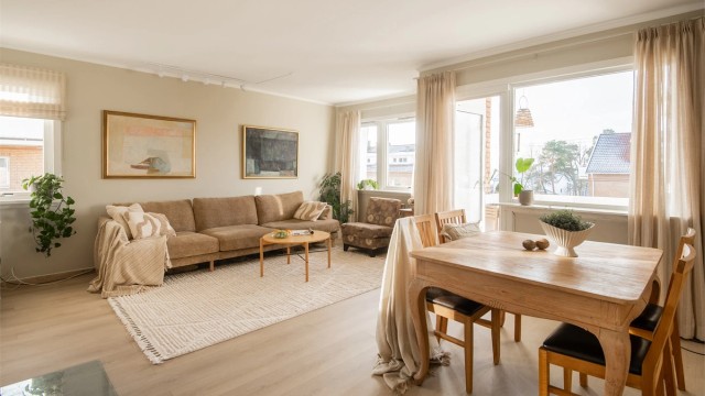 Velkommen til Lambertseterveien 5A og denne nylig oppussede 3-roms leiligheten med garasje og sentral beliggenhet - Presentert av Christoffer S. Akerjordet og Krogsveen Nordstrand