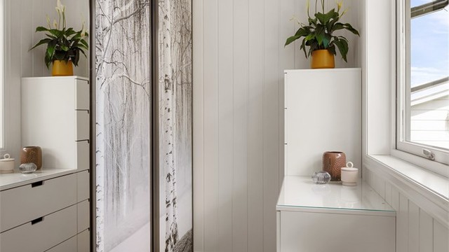 Entre med skyvegarderobe