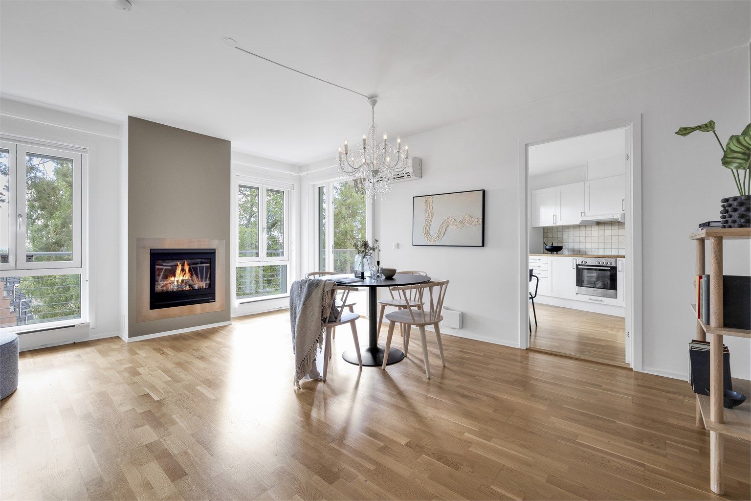 Plass til hyggelig sittegruppe sentralt plassert mellom stue og kjøkken.