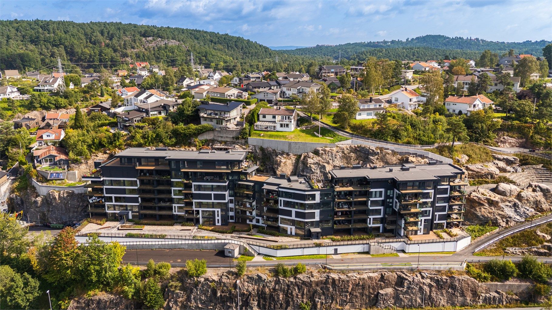 Bygget er meget pent opparbeidet med hyggelige uteområder og pen beplantning. 