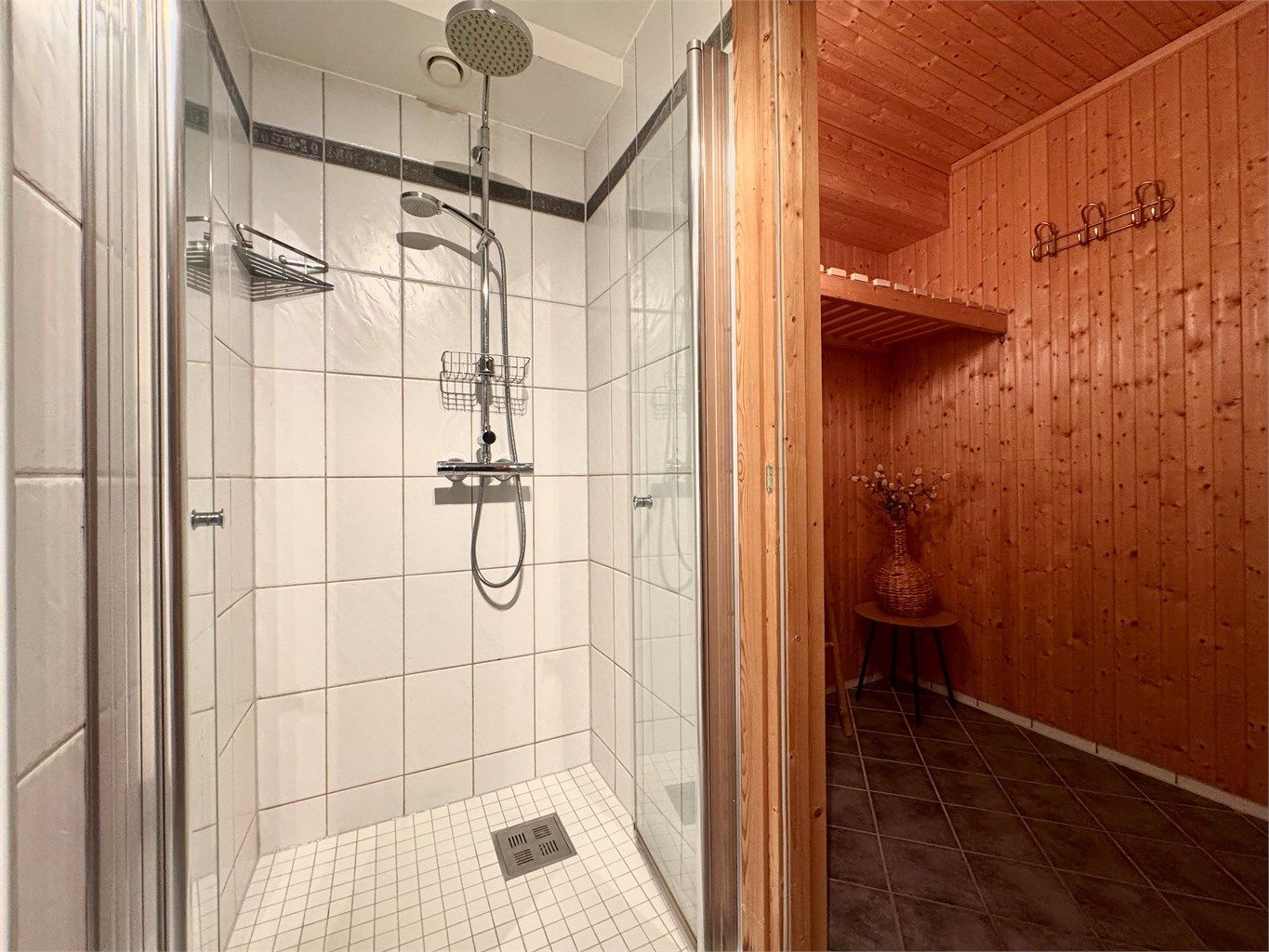 I tillegg til badekar har badet en separat dusjnisje.