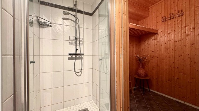 I tillegg til badekar har badet en separat dusjnisje.