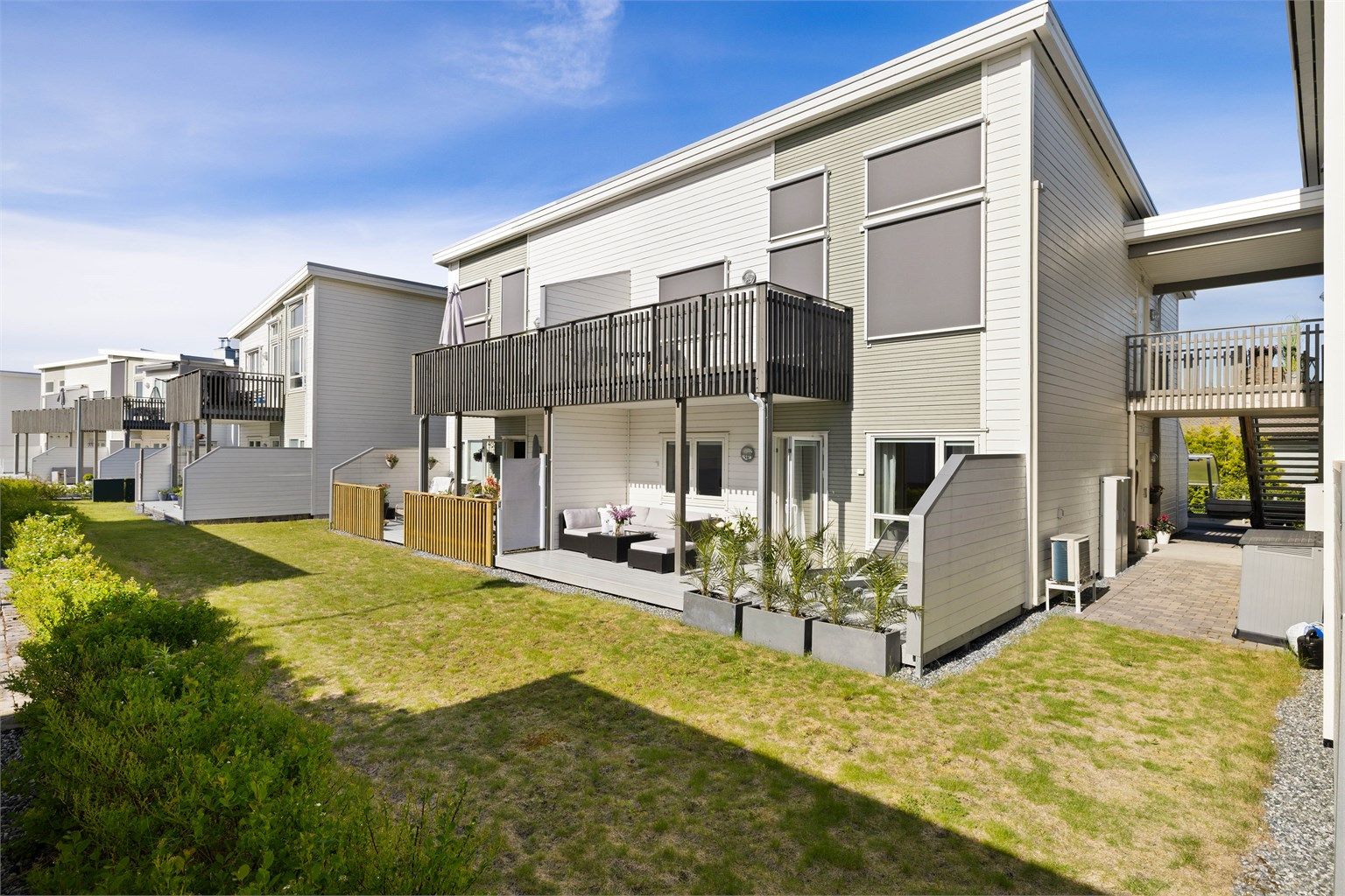 Terrassen er vestvendt og har sommerstid gode solforhold.