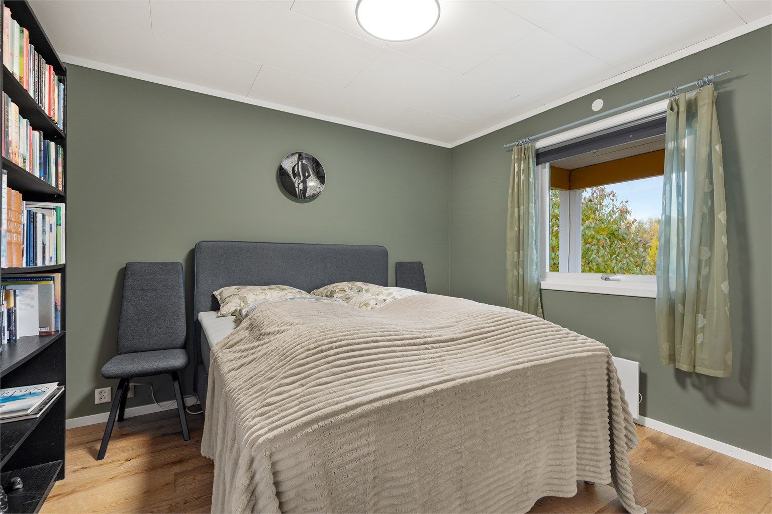 Soverom 2 er av god størrelse med skyvedørsgarderobe og god plass til dobbeltseng