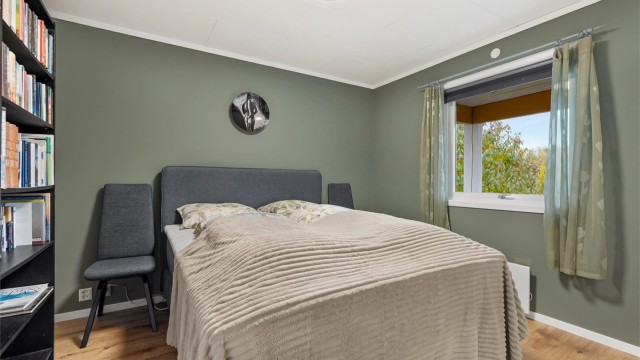 Soverom 2 er av god størrelse med skyvedørsgarderobe og god plass til dobbeltseng