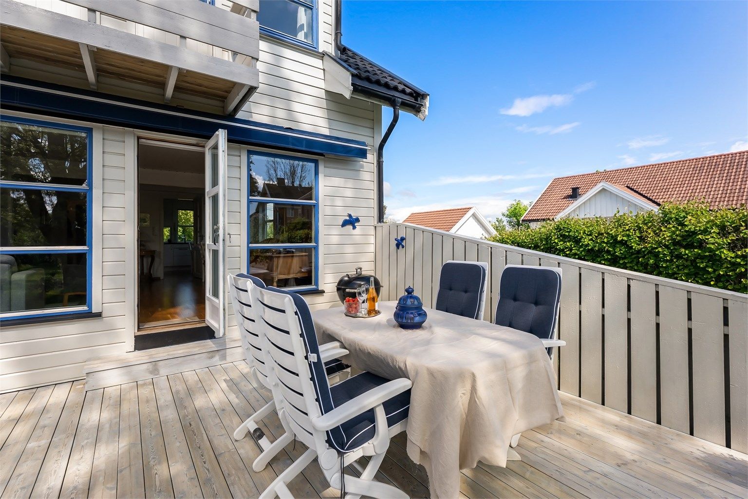 Terrassen har god plass til utemøbler.