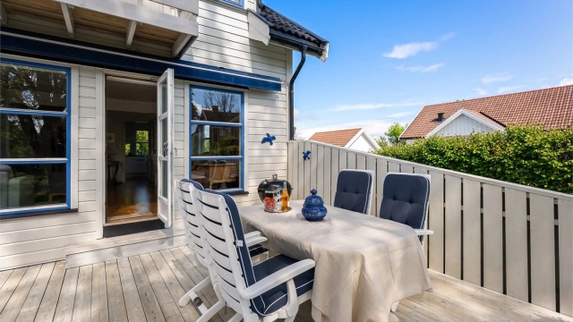 Terrassen har god plass til utemøbler.