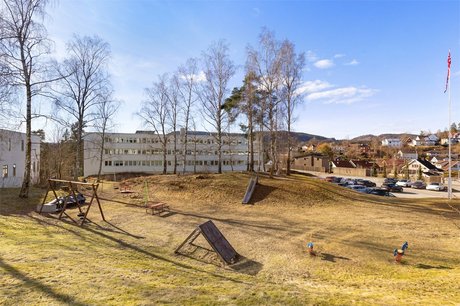 Leiligheten ligger i et barnevennlig og hyggelig boligområde