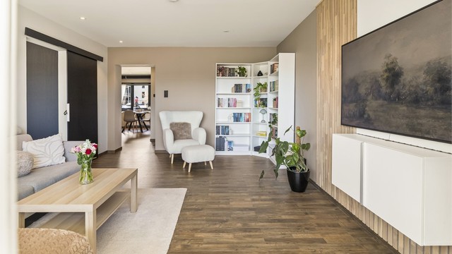 Gulvet i stuen er belagt med laminat, som er gjennomgående i flere av rommene.