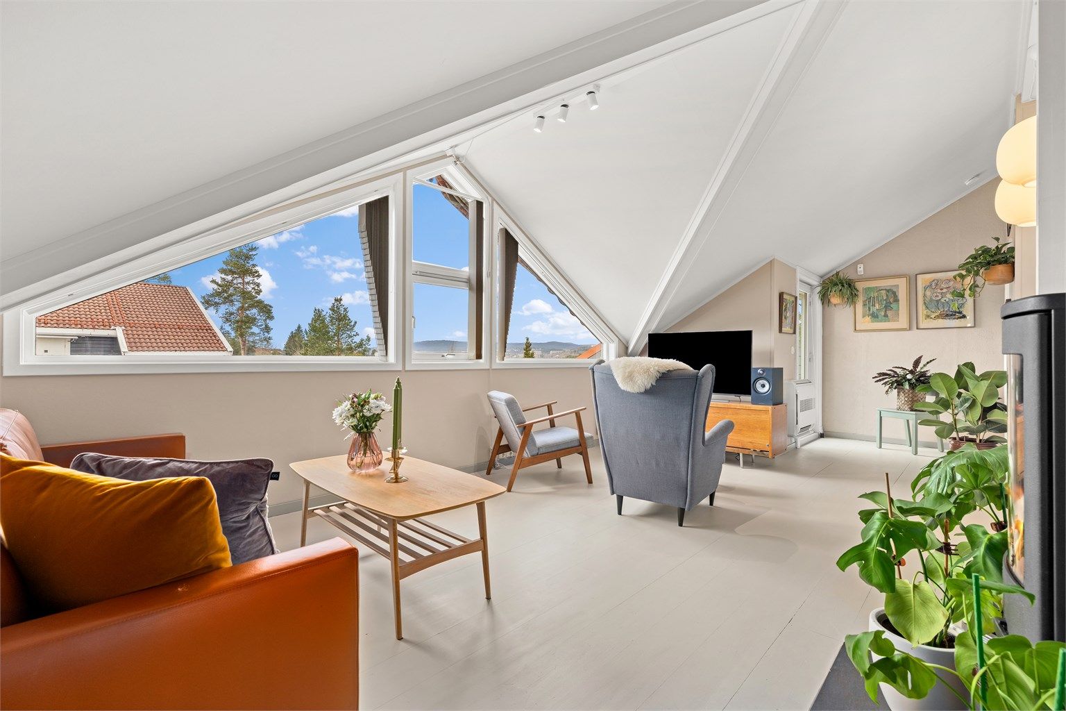 Den gode takhøyden og de store vinduene understreker den luftige følelsen i rommet.