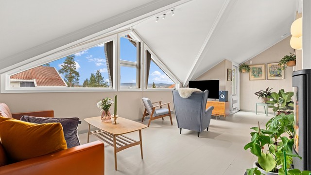 Den gode takhøyden og de store vinduene understreker den luftige følelsen i rommet.