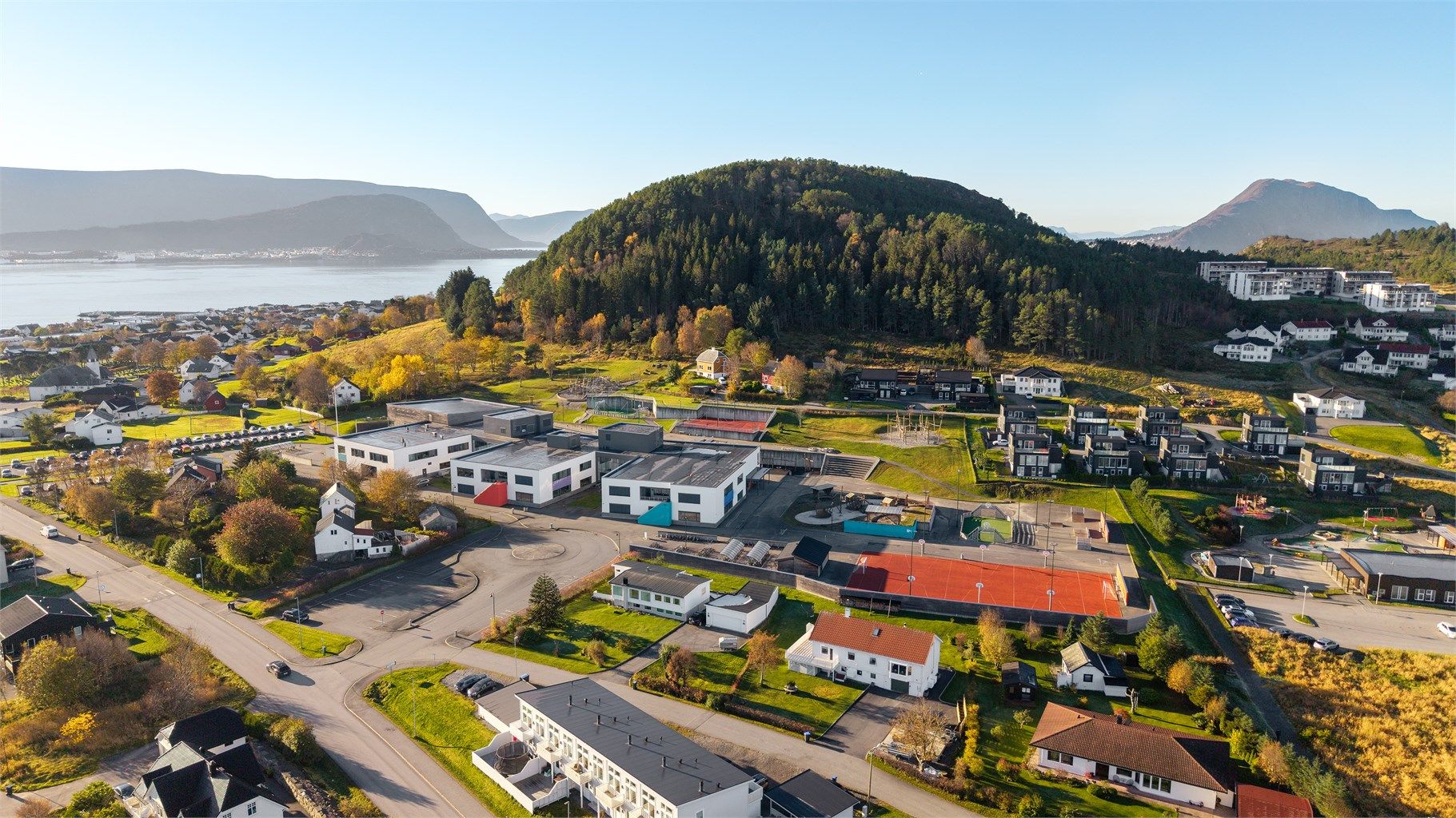 Valderøy barneskule og idrettsanleggene ligger i gangavstand fra eiendommen.
