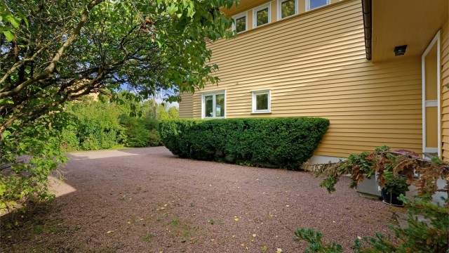 Boligen har gruslagt gårdsplass og garasje