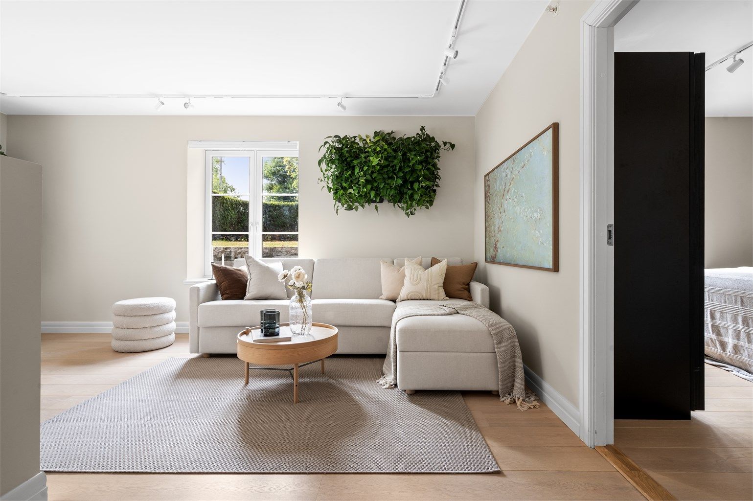 Rommet oppleves svært romslig og har en utforming hvor man kan innrede etter eget ønske og behov.