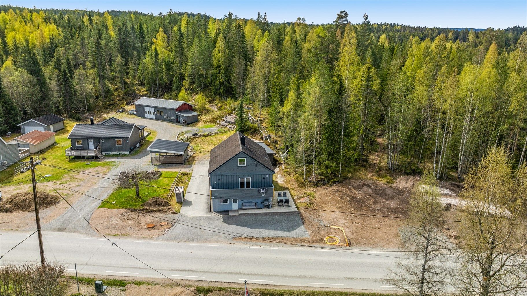 Landlig og rolig beliggenhet, samtidig som det er kort vei til barnehager, skoler og offentlig kommunikasjon