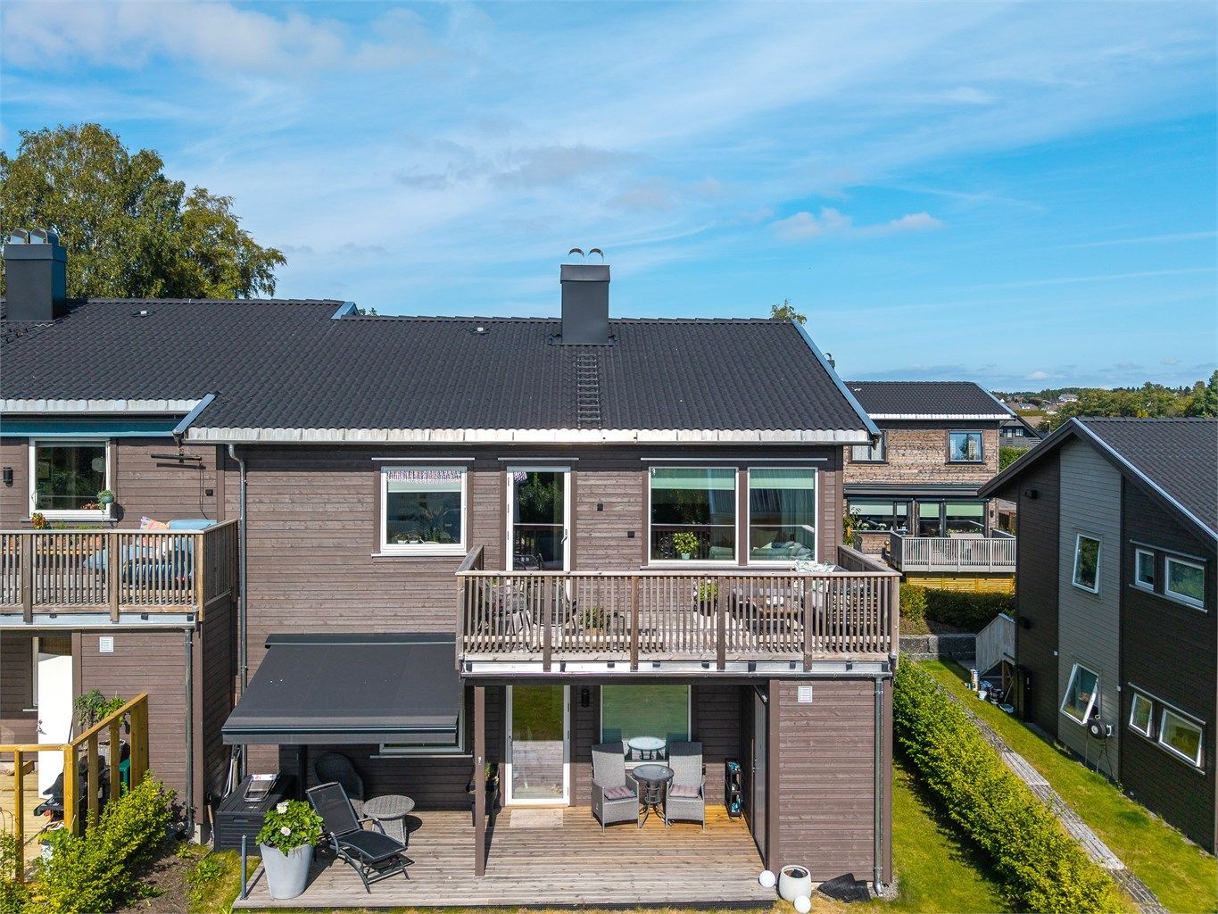 Leiligheten ligger i et etablert og rolig boligområde på Sandeåsen, med en fin balanse mellom bynær beliggenhet og rolige omgivelser. 