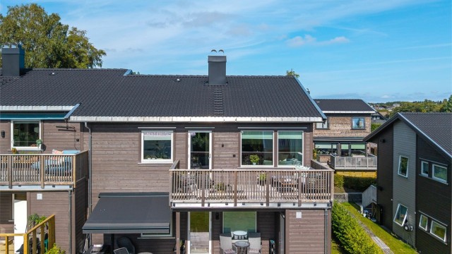 Leiligheten ligger i et etablert og rolig boligområde på Sandeåsen, med en fin balanse mellom bynær beliggenhet og rolige omgivelser.