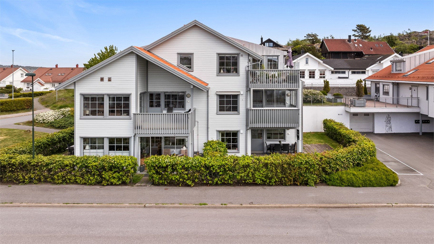 Leiligheten er beliggende i 1.etasje med stor og fin uteplass. [ nede til høyre i bildet ]