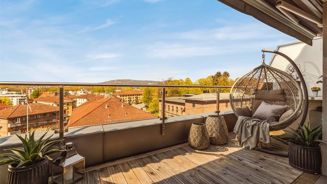 Den store takterrassen byr på vidstrakt utsikt og sol fra ettermiddag til kveld – et sjeldent sted å nyte byen fra oven