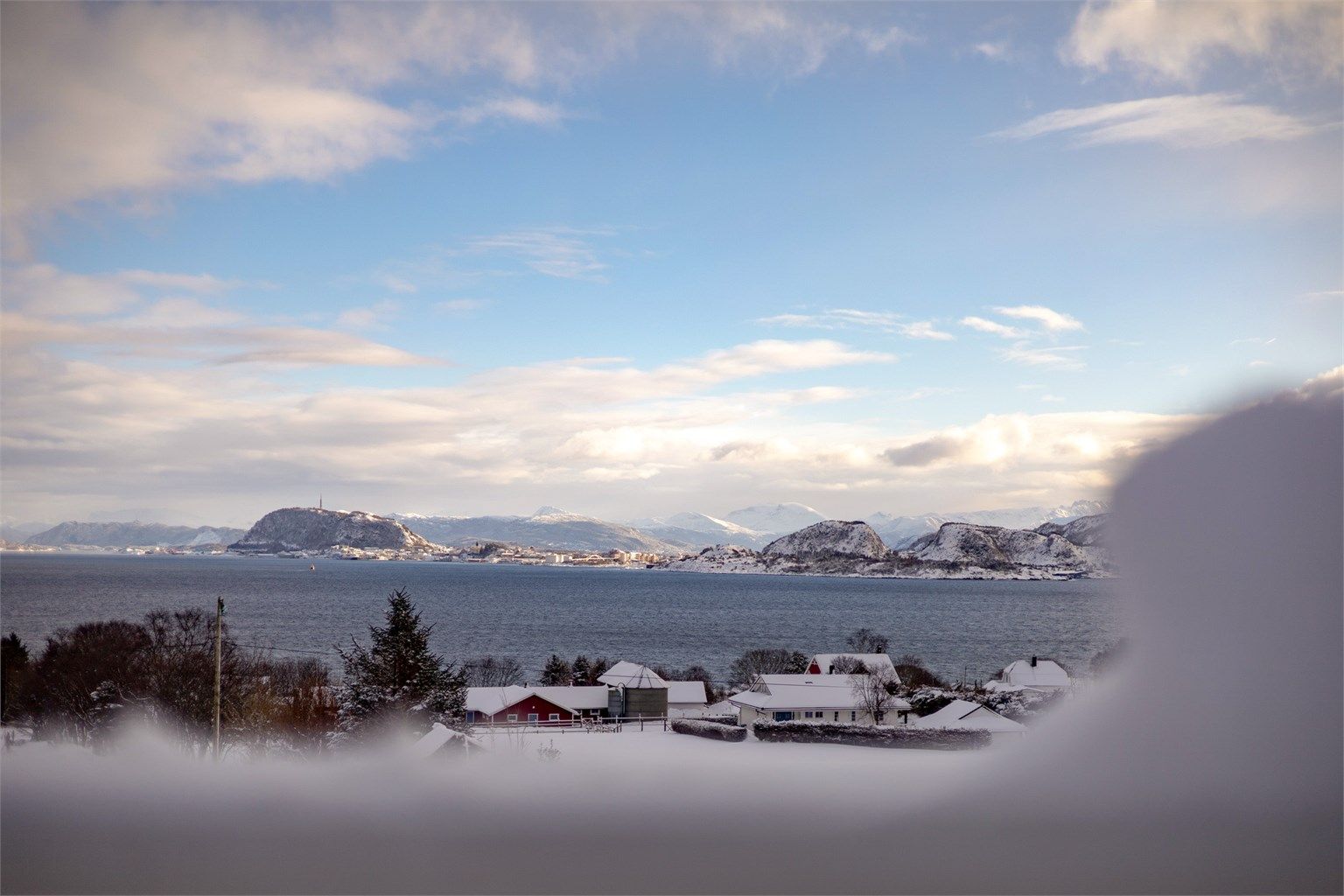 Flott utsikt mot fjorden og Ålesund by