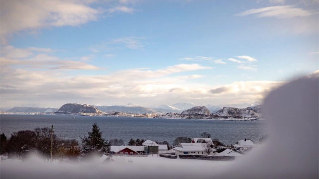 Flott utsikt mot fjorden og Ålesund by