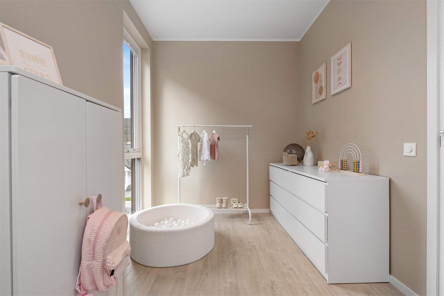 Rommet har god plass til både seng og oppbevaringsmøbler.
