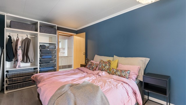 Soverom i andre etasje med laminatgulv og god plass til dobbeltseng.