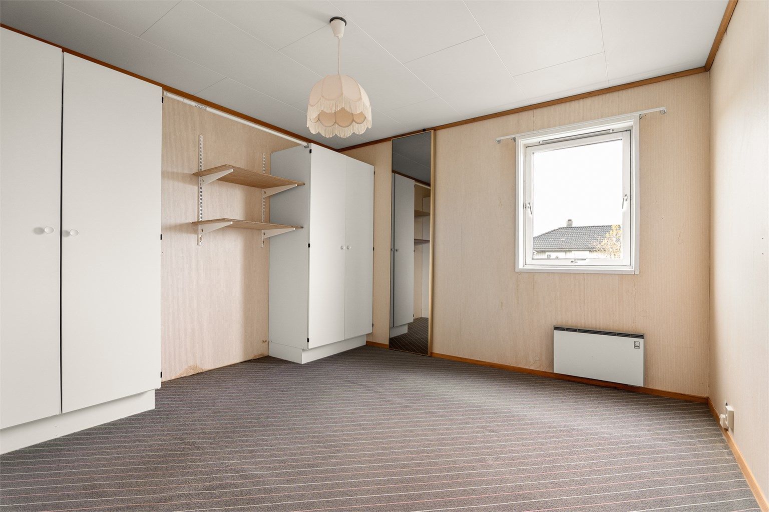 Soverom I er på ca. 11 kvm. og velfungerende som hovedsoverom.