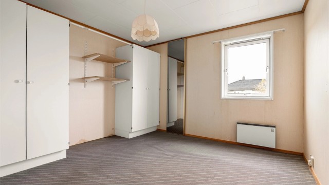 Soverom I er på ca. 11 kvm. og velfungerende som hovedsoverom.