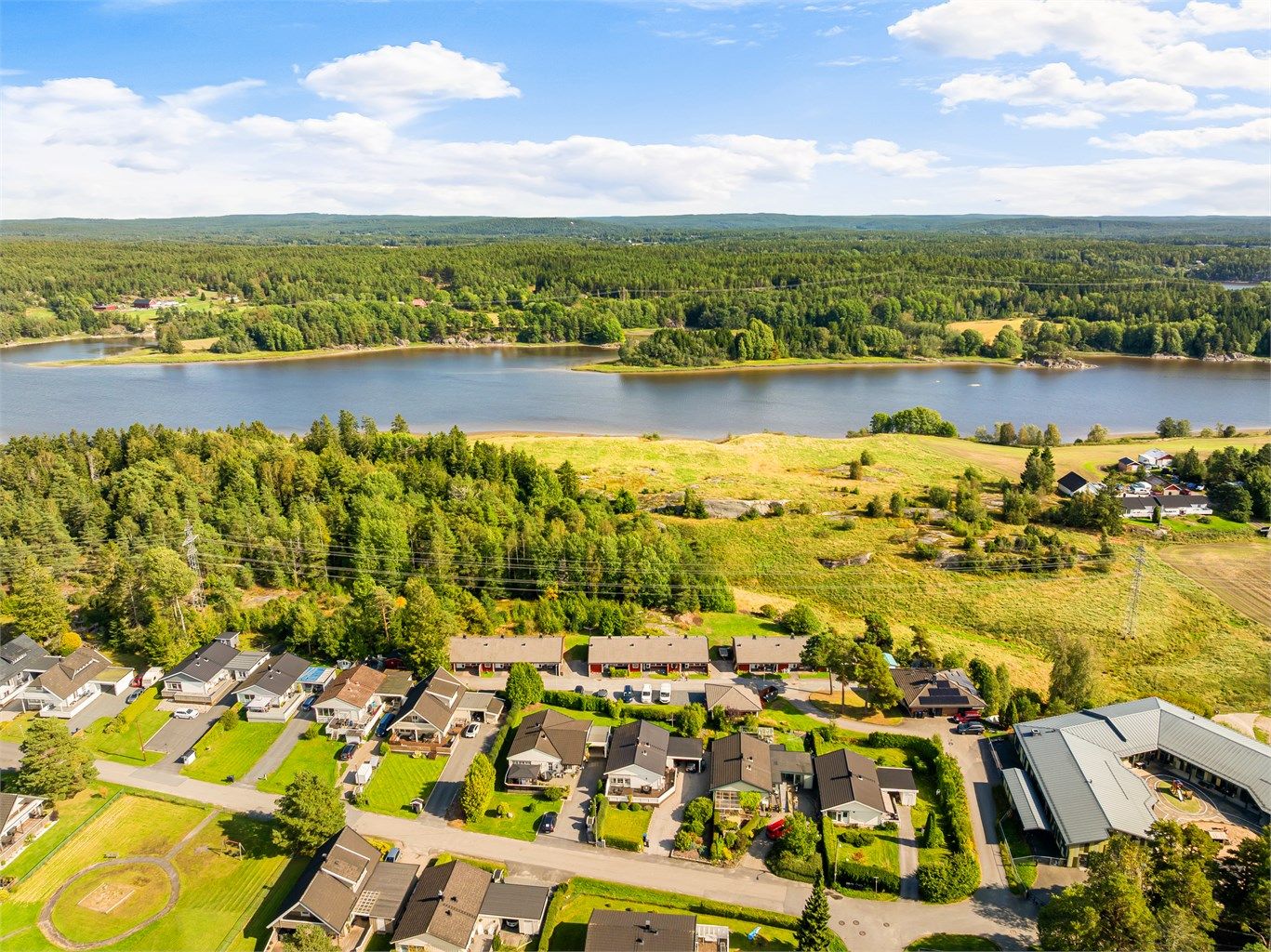 Rundt på øya finnes vakkert landskap og idylliske turveier langs elven. Til byen er det knappe 10 minutter å sykle.